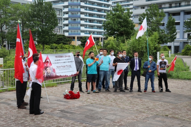 Japonya'da FETÖ'nün sözde okulunun önünde protesto