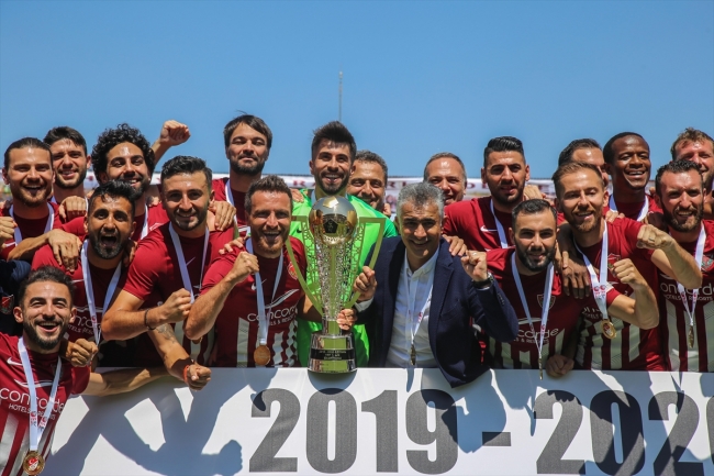 Şampiyon Hatayspor kupasını aldı