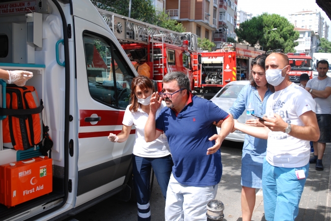 Kadıköy'de yangına müdahale eden kişi yaralandı