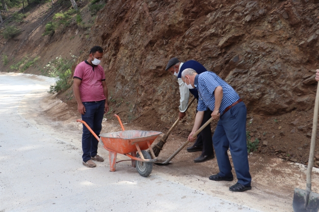 Yeni yol bozulmasın diye köylülerden kürek ve süpürgeli temizlik