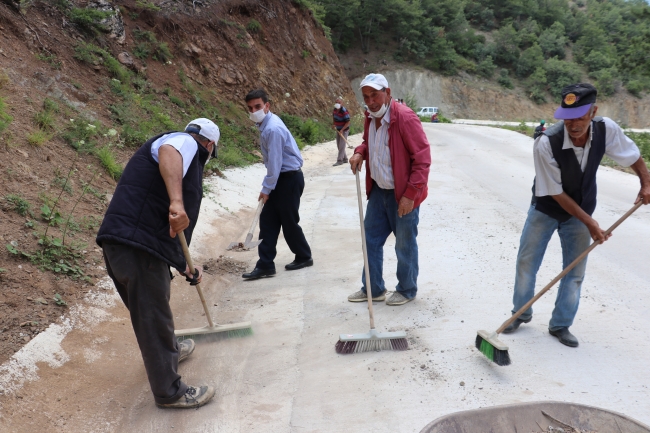 Yeni yol bozulmasın diye köylülerden kürek ve süpürgeli temizlik