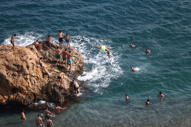 Antalya sahillerinde bayram yoğunluğu devam ediyor