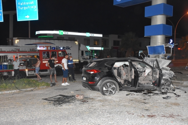 Muğla'da kontrolden çıkan cip demir tabelaya çarptı: 2 ölü, 3 yaralı