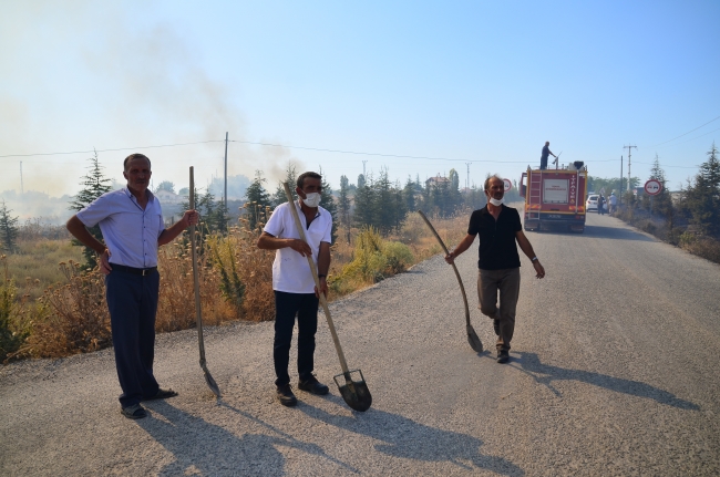 Yangının evlerine sıçramaması için seferber oldular