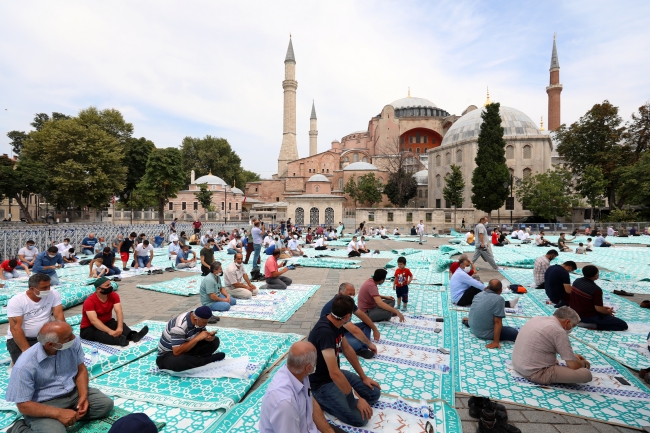 Ayasofya Camii'nde hafta sonu yoğunluğu