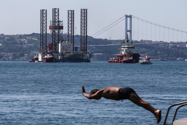 Dev petrol platformu 'GSP Saturn' İstanbul Boğazı'nda ilerliyor