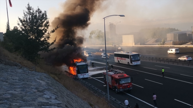 Kocaeli'de seyir halindeki yolcu otobüsü yandı