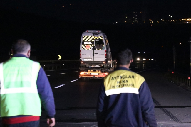 Cenazeye gidenleri taşıyan minibüs devrildi: 13 yaralı