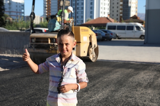 Belediye başkanından asfalt yol isteyen Nihat artık bisiklet sürebilecek