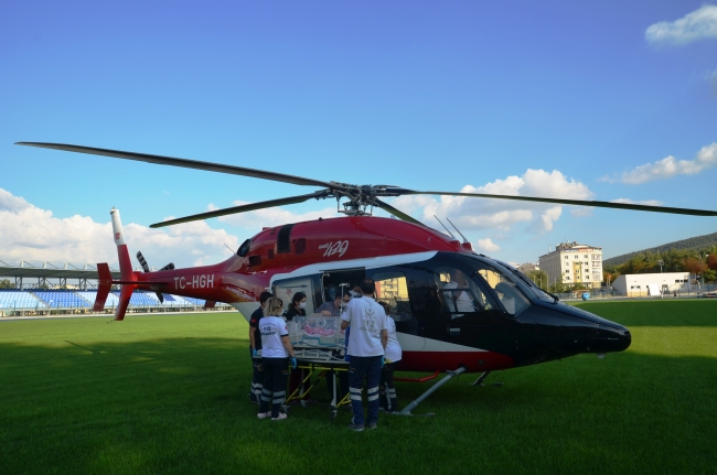 Ambulans helikopter bağırsakları dışarıda doğan bebek için havalandı