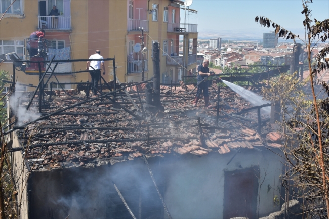 Malatya'da otluk alanda yangın: 2 ev zarar gördü