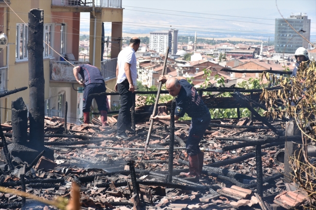 Malatya'da otluk alanda yangın: 2 ev zarar gördü