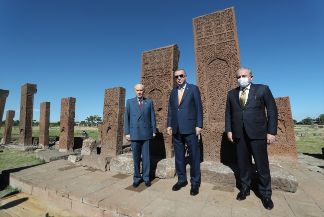 Cumhurbaşkanı Erdoğan Ahlat'ta Selçuklu mezarlığını ziyaret etti