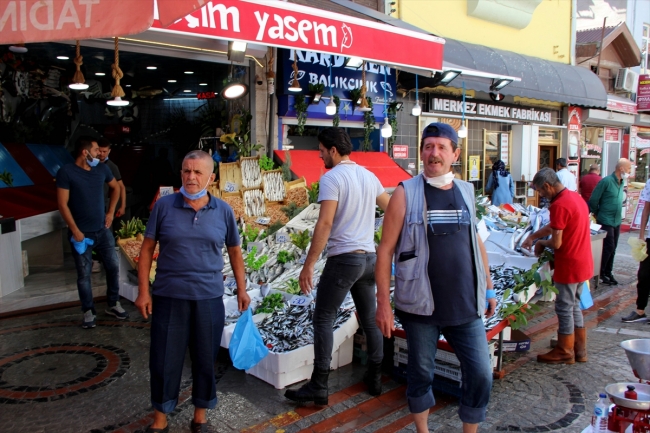 Av sezonunun ilk gününde tezgahlar istavrit ve sardalyayla şenlendi