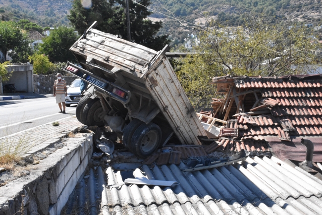 Bodrum'da kamyonet eve girdi: 2 yaralı