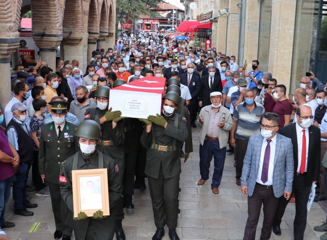 Araç kazasında şehit olan asker son yolculuğuna uğurlandı