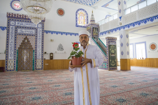 İmamın çiçek sevgisi camiyi rengarenk yaptı