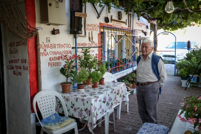 Yurdun dört bir yanından topladığı yüzlerce eşyayı evinde sergiliyor