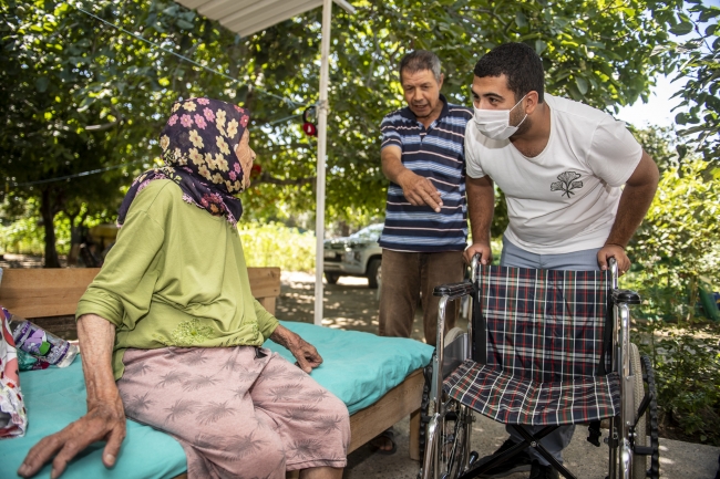 Belediye ekiplerinden yaşlı kadına tekerlekli sandalye sürprizi