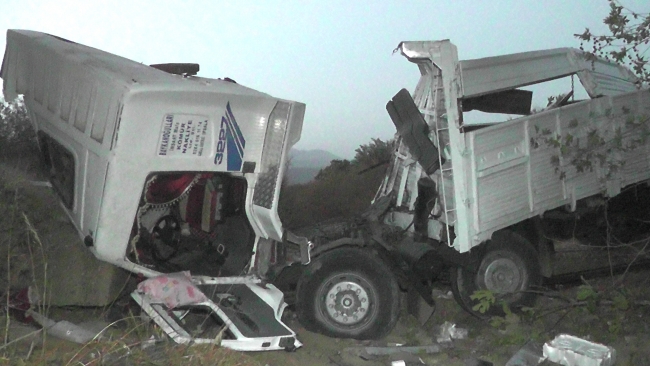 İzmir'de tır köprüden düştü: 3 yaralı