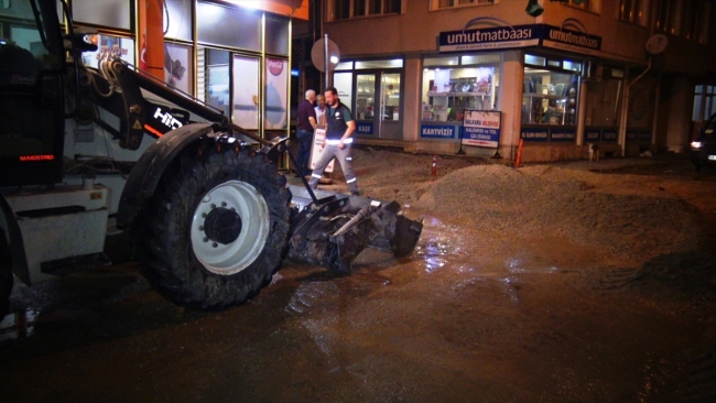 Tekirdağ'da sağanak: İş yerlerini su bastı, yollar göle döndü