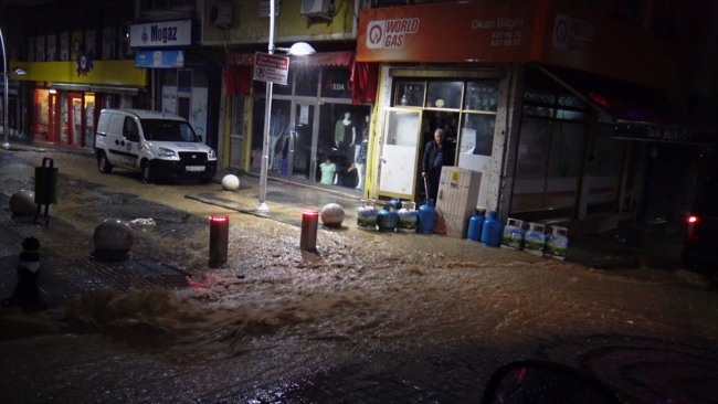 Tekirdağ'da sağanak: İş yerlerini su bastı, yollar göle döndü