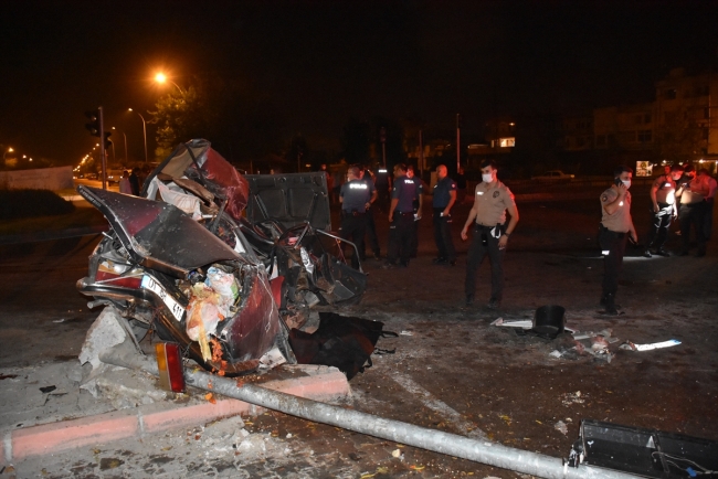 Adana'da otomobil ile midibüs çarpıştı: 2 ölü, 4 yaralı