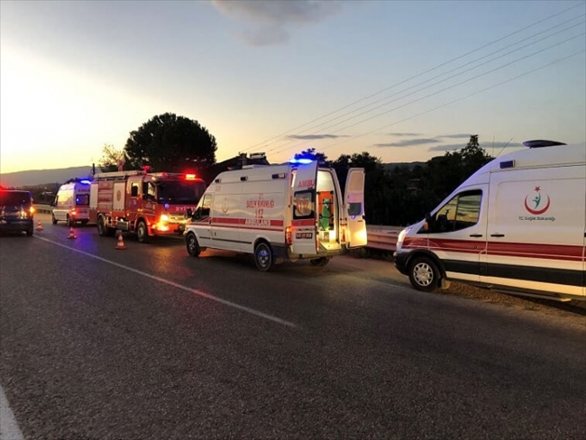 Manisa'da tarım işçilerini taşıyan minibüs kaza yaptı: 26 yaralı