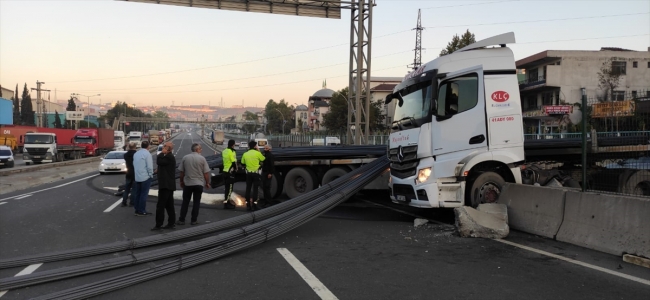 Kocaeli'de demir yüklü tırın devrilmesi trafiği aksattı