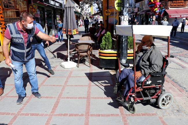 Polisi gören maskeye davrandı