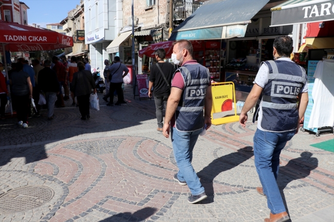 Polisi gören maskeye davrandı