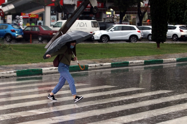 Turuncu uyarı verilen Kırklareli'nde yağış gün boyu sürecek