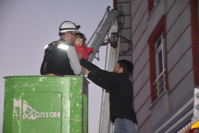 Yangın çıkan binada mahsur kalan 15 kişi kurtarıldı