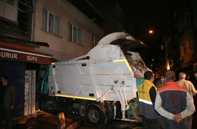 Beyoğlu'nda çöp kamyonu binaya çarptı