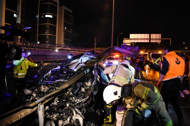 İstanbul'da bariyerlere çarpan otomobilin sürücüsü öldü