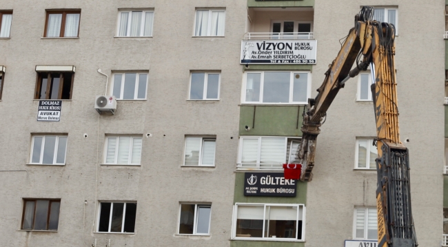 İzmir'de ağır hasarlı binaların yıkımı devam ediyor