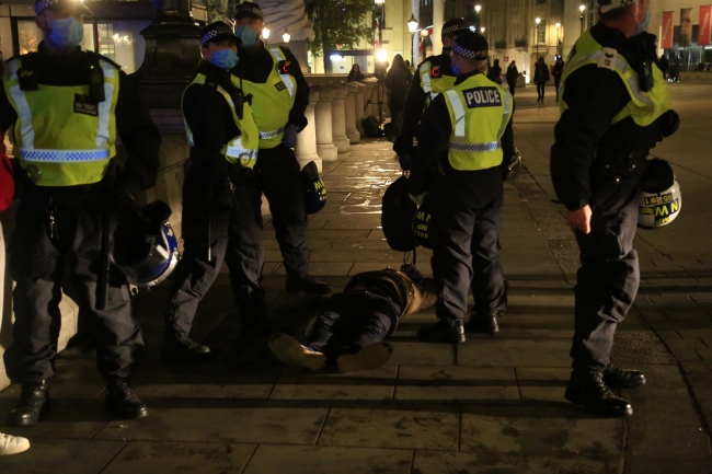 İngiltere'de karantina protestosuna polis müdahalesi