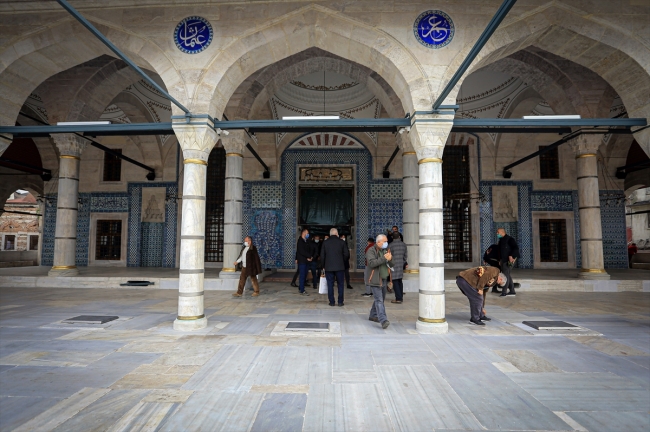 Rüstem Paşa Camii ibadete açıldı