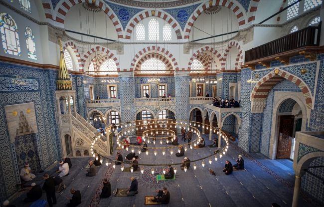 Rüstem Paşa Camii ibadete açıldı