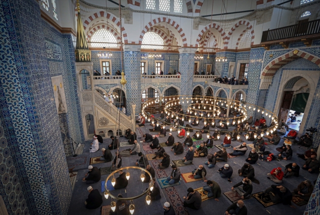 Rüstem Paşa Camii ibadete açıldı