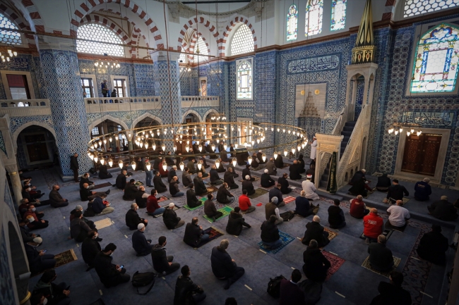 Rüstem Paşa Camii ibadete açıldı