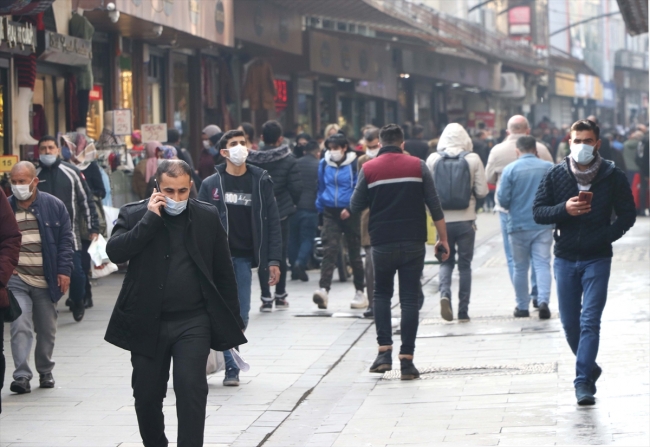 Gaziantep'in işlek noktalarında vakalara rağmen yoğunluk azalmıyor