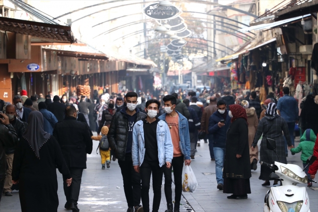 Gaziantep'in işlek noktalarında vakalara rağmen yoğunluk azalmıyor