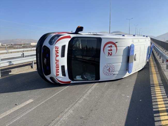 Niğde'de ambulans ile otomobil çarpıştı: 3 yaralı