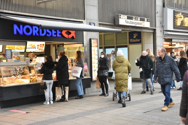 Avusturya'da kapatılan alışveriş merkezleri yeniden açıldı