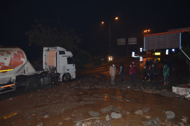 Aydın'da şiddetli yağış: Dere taştı, yol trafiğe kapandı