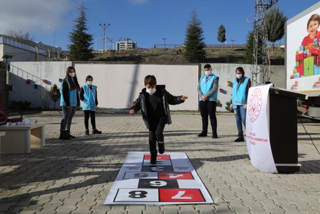 Çocuklar için hazırlanan "Hediye Karavanı" Elazığ'a ulaştı