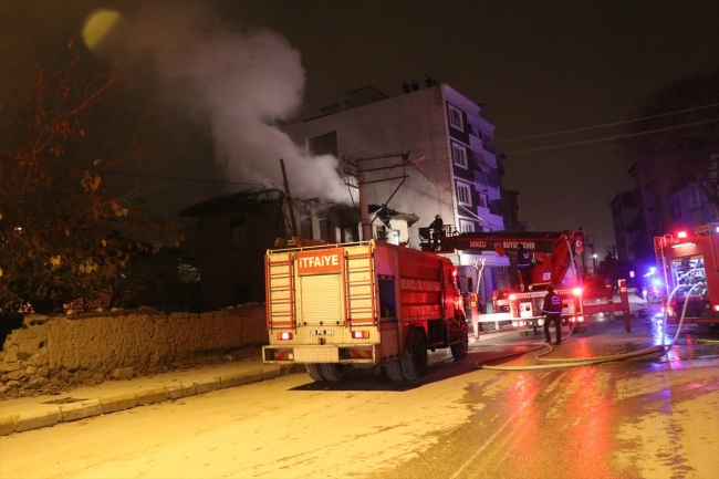 Denizli'de iki katlı metruk binada yangın