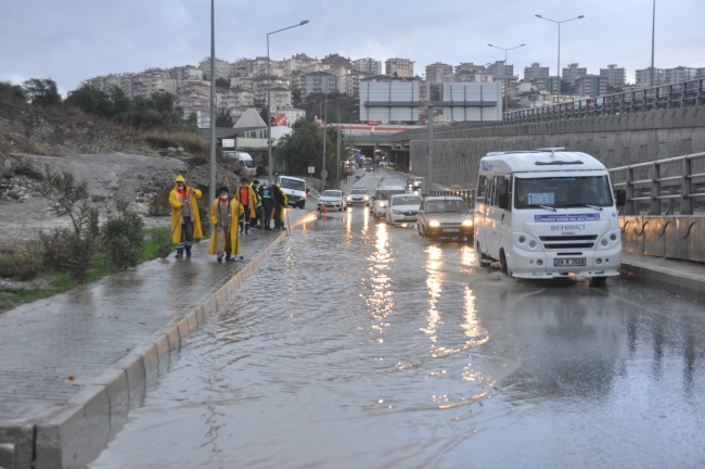 Kuşadası'nda sağanak: Yollar göle döndü