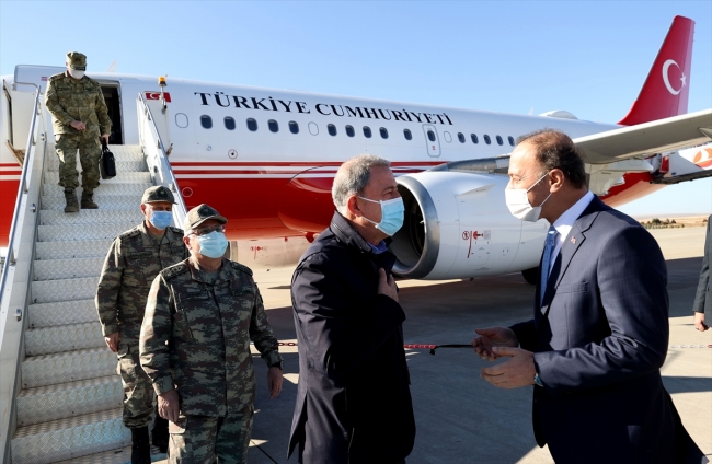 Bakan Akar ve TSK komuta kademesi sınır hattında